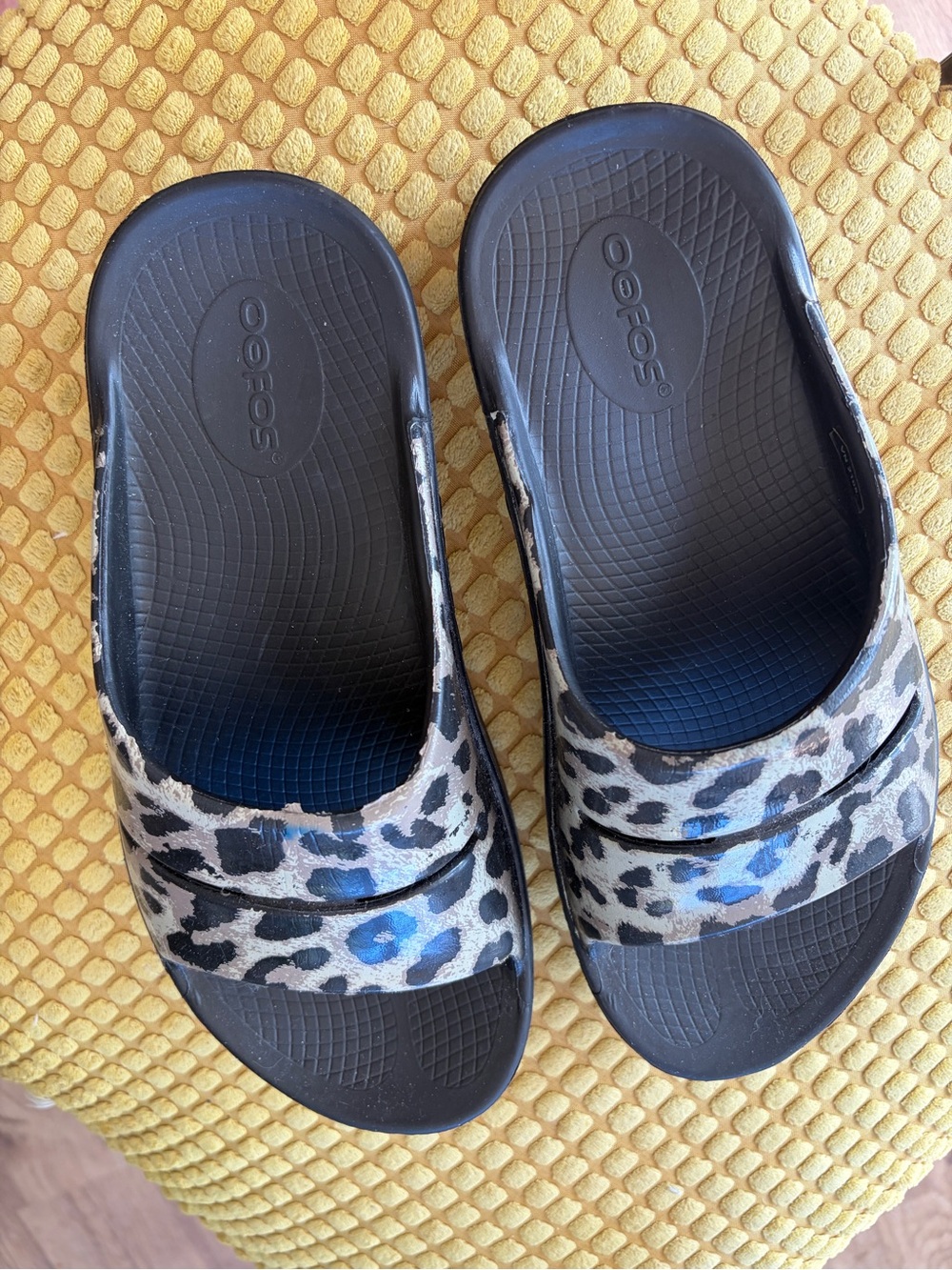 OOFOS nwot Women’s Black Slide Sandals with Leopard-Print Strap sz 7